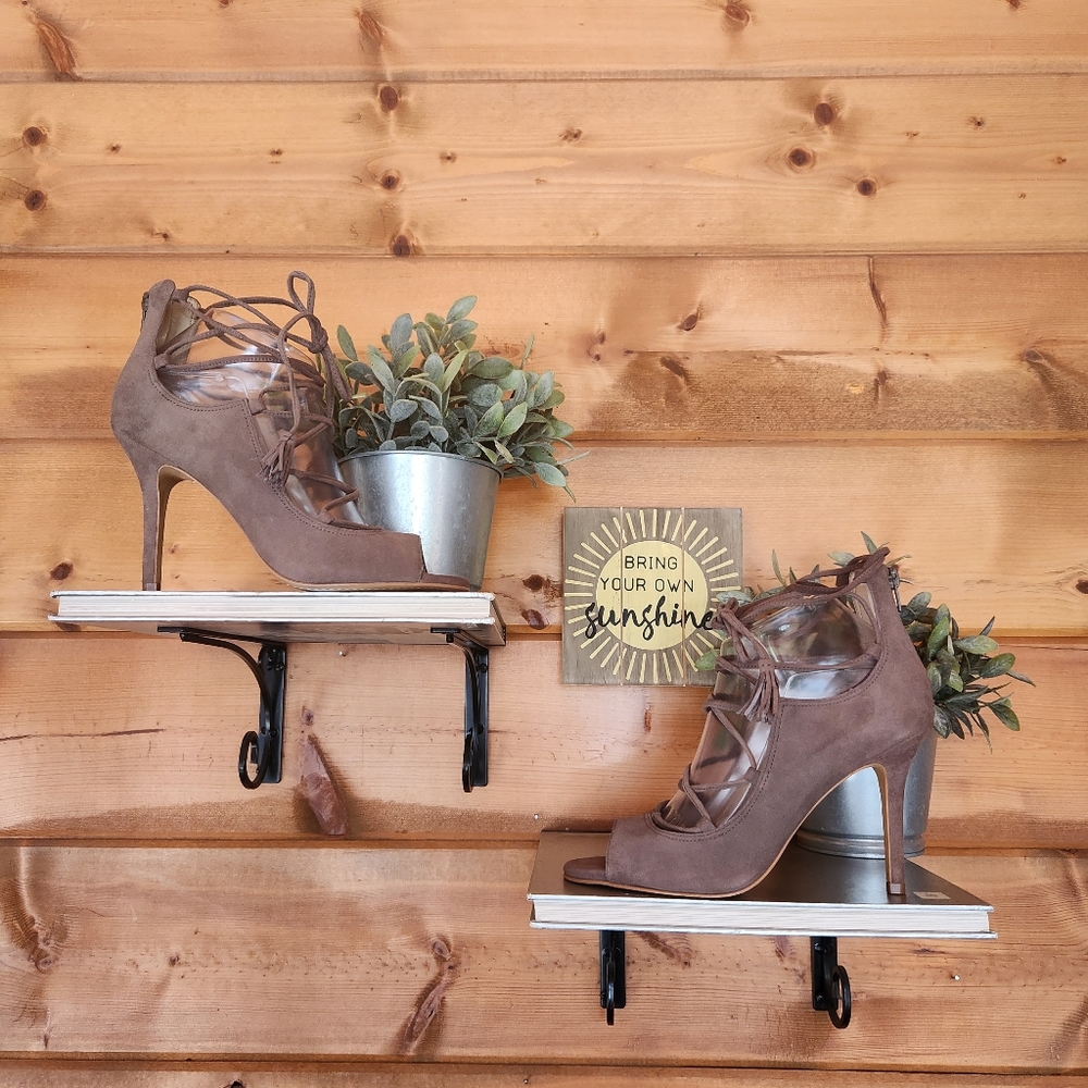 Vince Camuto 💜Sylva Stone Taupe Suede Leather Lace Up Pump Peep Toe Heels Sz 8M